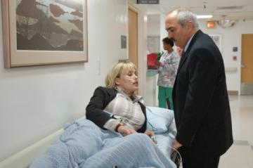 Manuel auprès d'Allison à l'hôpital