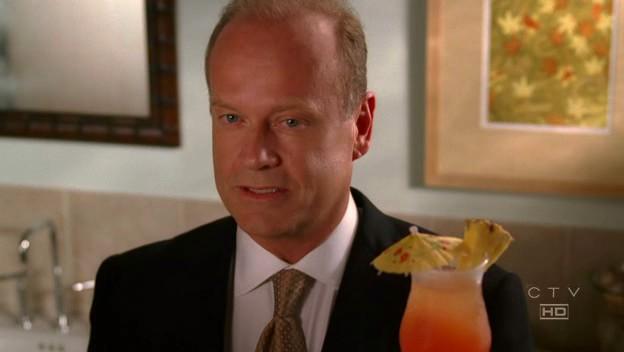 Bob Sherman  (Kelsey Grammer)boit un cocktail
