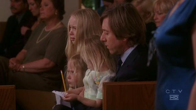 Joe Dubois (Jake Weber)  et ses filles à un enterrement