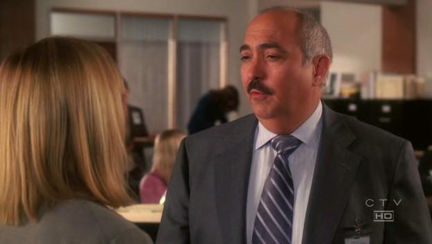 Manuel Devalos (Miguel Sandoval) parle à Allison
