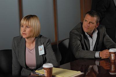 Allison DuBois (Patricia Arquette)  et Detective Lee Scanlon (David Cubitt)