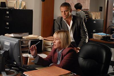 Allison DuBois (Patricia Arquette)  et Detective Lee Scanlon (David Cubitt) cherchent sur l'ordinateur