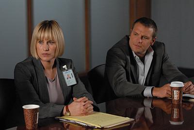 Allison DuBois (Patricia Arquette)  et Detective Lee Scanlon (David Cubitt) à une réunion de travail