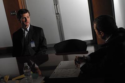 Stephen Campbell (Jim True-Frost) en plein interrogatoire