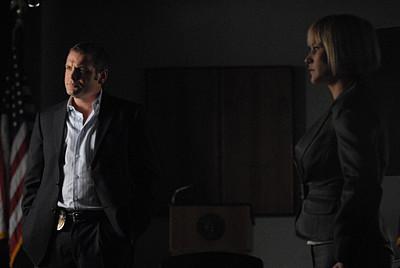 Lee et Allison dans la salle d'interrogatoire
