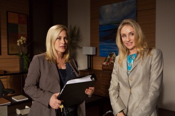 Allison et Caitlyn Lynch (Tracy Pollan) travaillent ensemble