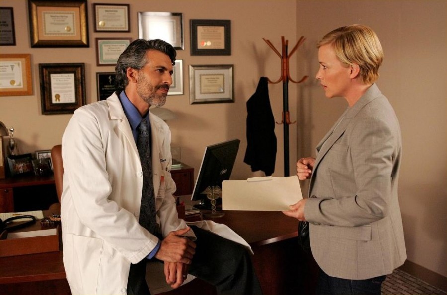 Allison DuBois (Patricia Arquette) parle à un médecin