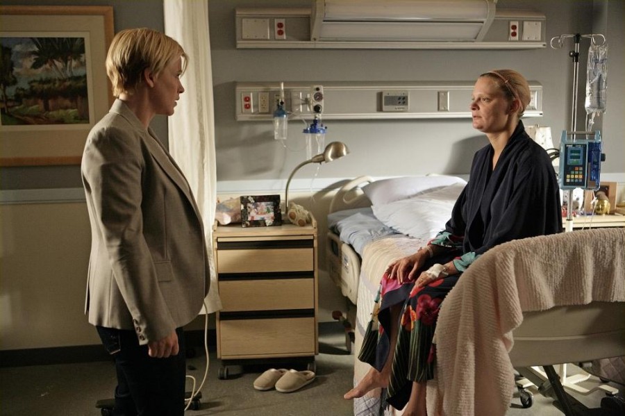 Allison DuBois (Patricia Arquette) parle à une patiente