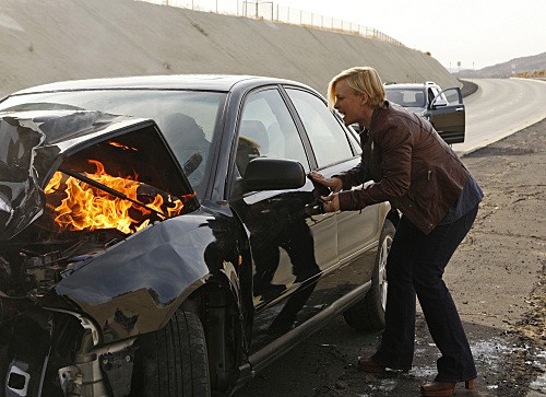 Allison DuBois (Patricia Arquette) auprès d'une voiture en feu