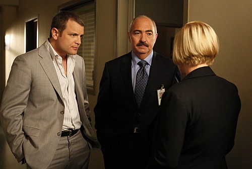 Lee, Manuel et Allison discutent de l'enquête
